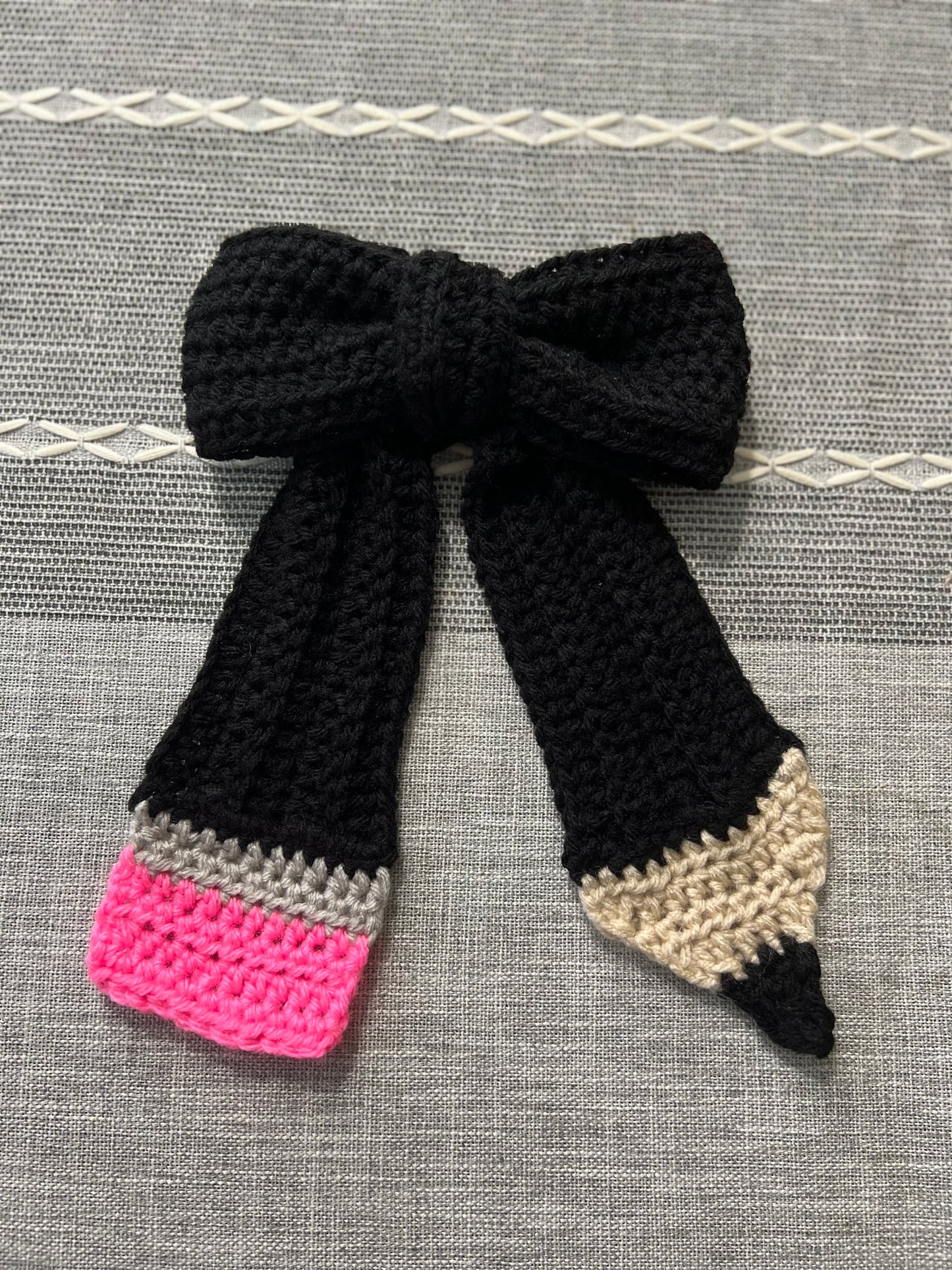 Jumbo pencil hair bow
