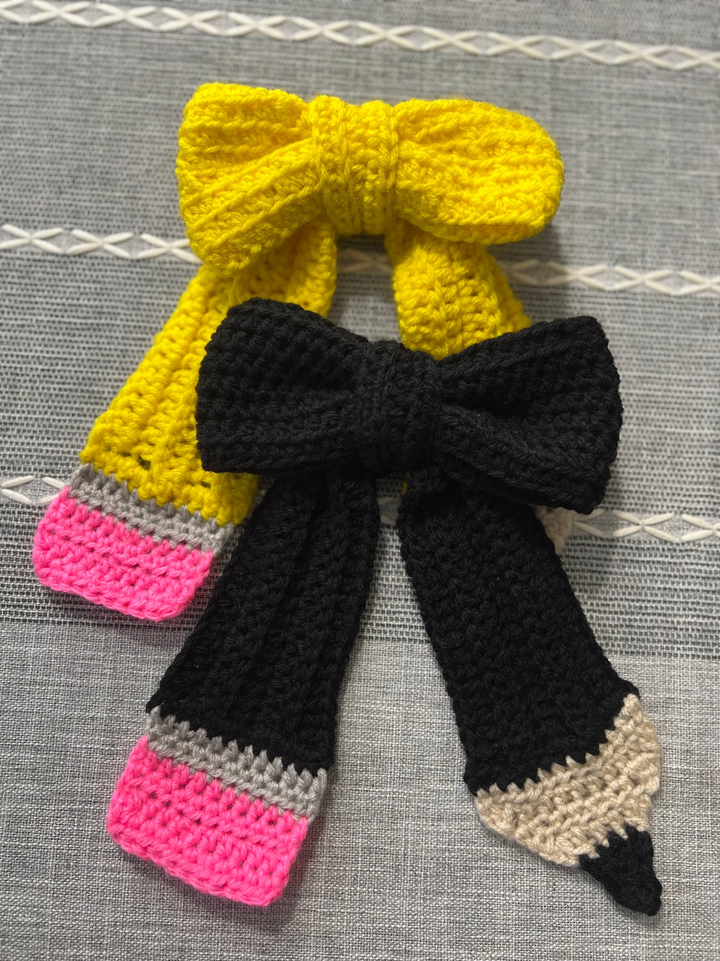 Jumbo pencil hair bow