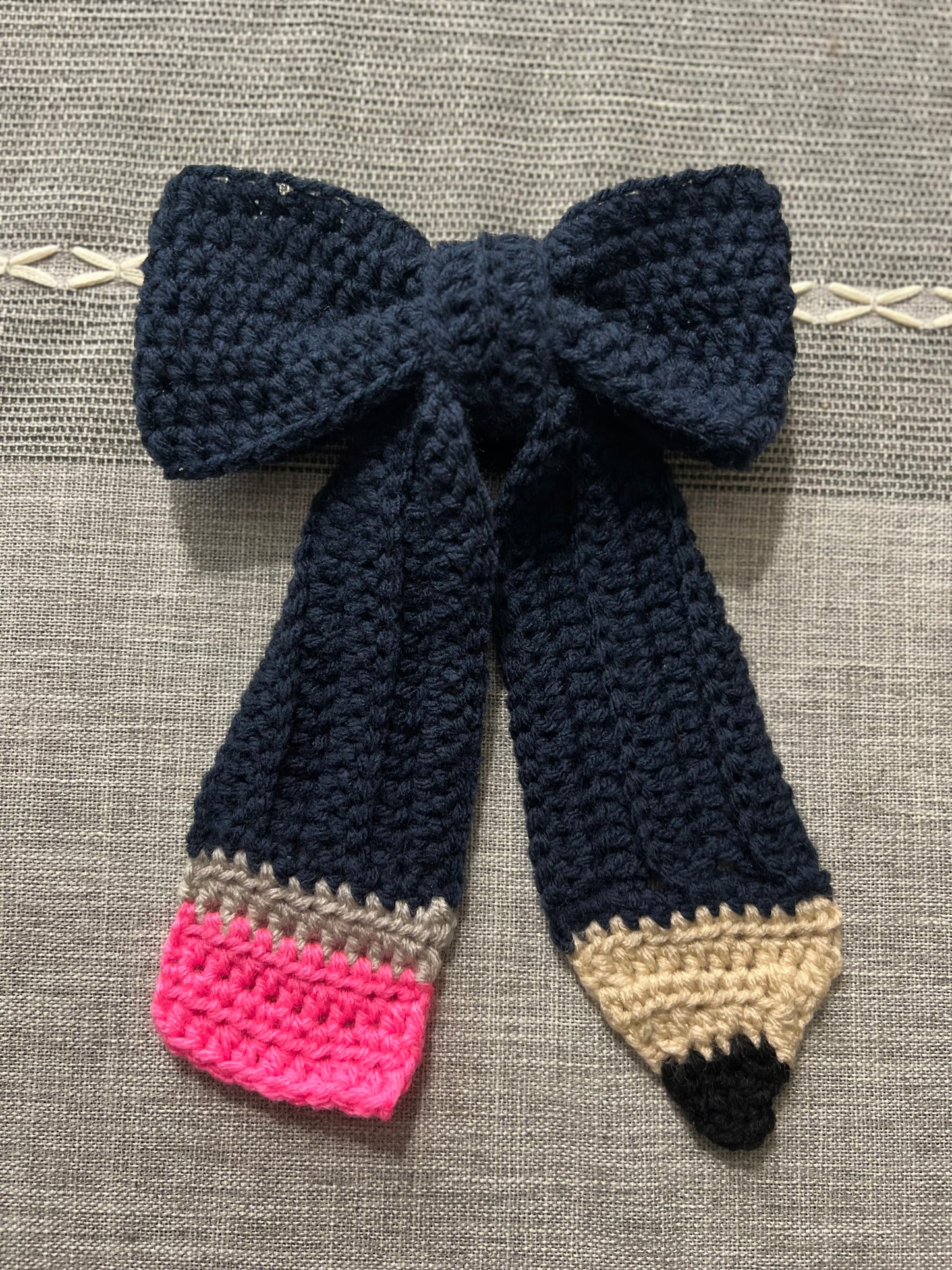 Jumbo pencil hair bow