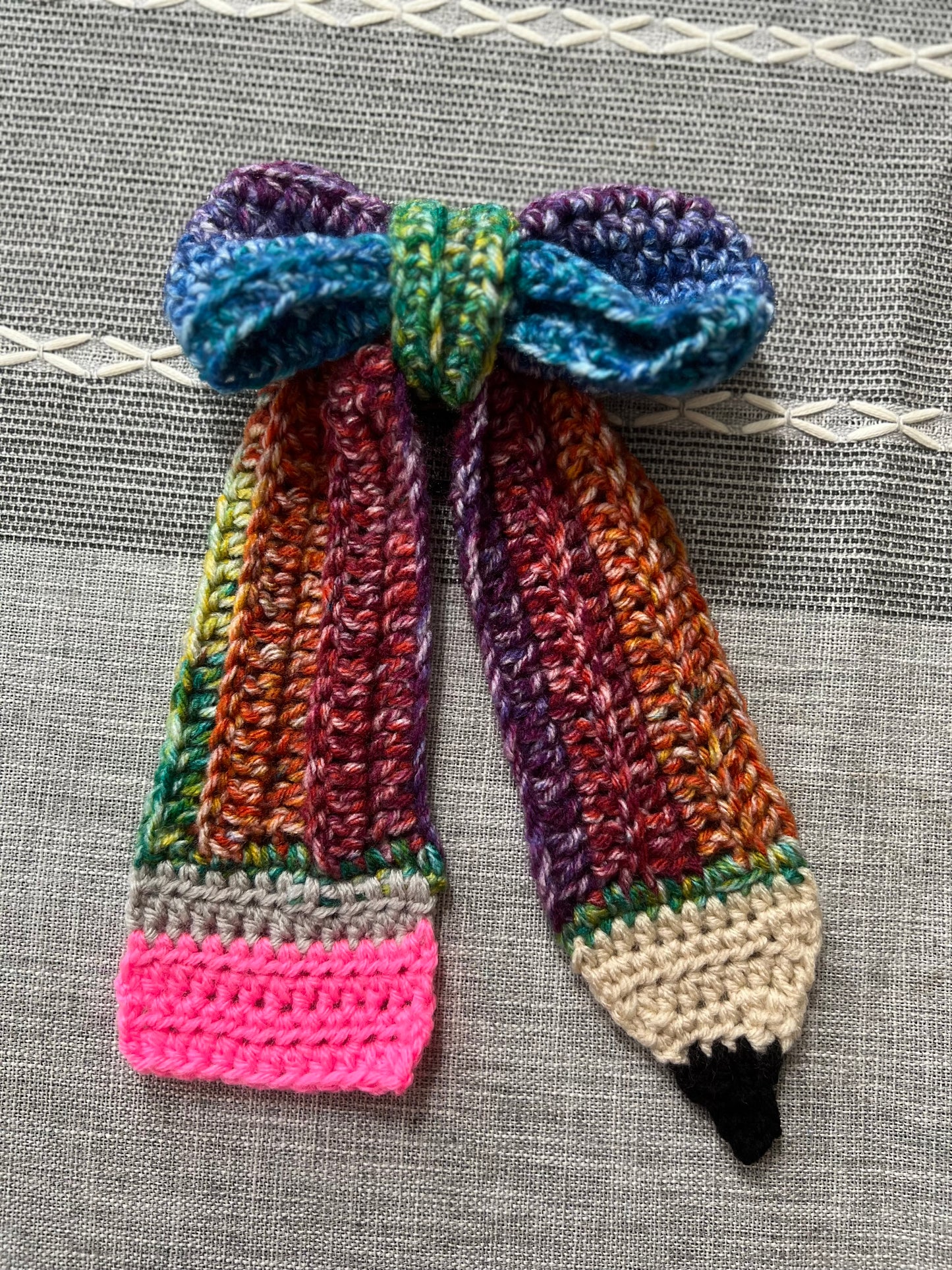 Jumbo pencil hair bow