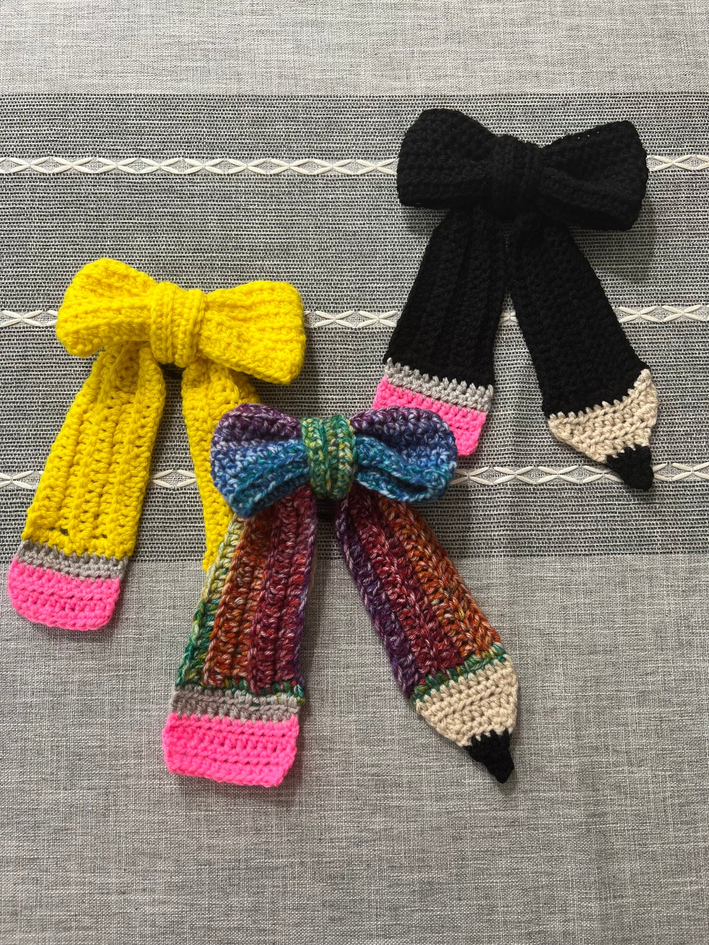 Jumbo pencil hair bow