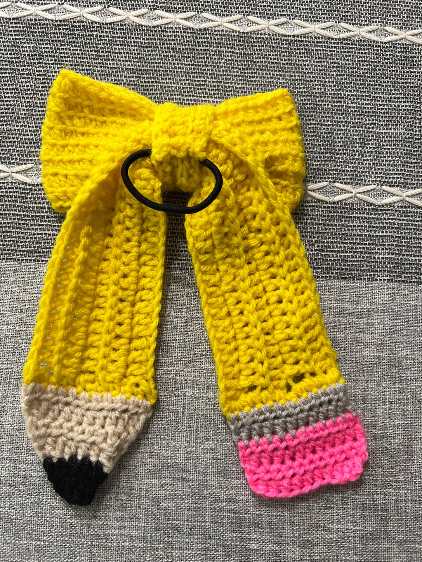 Jumbo pencil hair bow